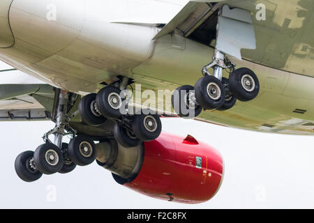 La sortie du train d'atterrissage d'un Airbus A340 de Virgin Atlantic instants avant l'atterrissage à l'aéroport Heathrow de Londres (LHR / EGLL). Banque D'Images