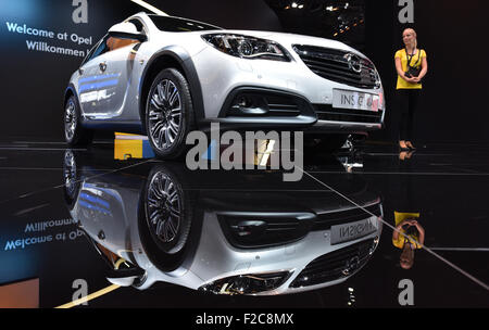 Francfort, Allemagne. 16 Sep, 2015. Un employé se tient à côté d'une Opel Insignia Tourer au pays le Salon International de l'automobile IAA de Francfort/Main, le 16 septembre 2015. Autour de 1 000 exposants de 40 pays présenteront leurs derniers produits sur le premier salon de l'automobile, qui se déroulera du 17 au 27 septembre 2015. Photo : UWE ANSPACH/dpa dpa : Crédit photo alliance/Alamy Live News Banque D'Images