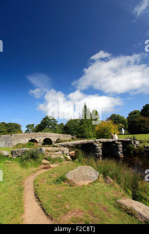 L'été, la pierre ancienne Clapper Bridge, Postbridge village ; à l'Est de la rivière Dart, Dartmoor National Park, Devon, Angleterre, Royaume-Uni Banque D'Images