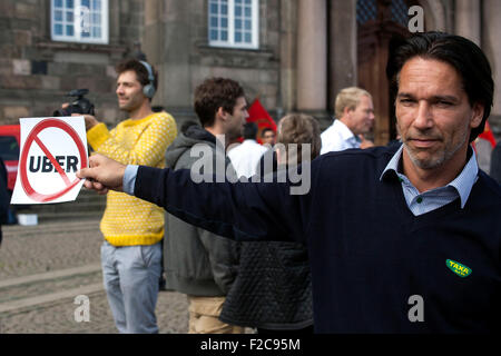 Copenhague, Danemark. 16 Septembre, 2015. Les chauffeurs de taxi de Copenhague manifester contre Uber devant le Parlement danois. Ils ont fait valoir qu'uber offrir leur service en violation de la loi concernant la conduite de taxi et que les pilotes Uber ne payez pas d'impôt. Credit : OJPHOTOS/Alamy Live News Banque D'Images