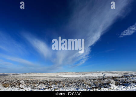 Janvier, neige de l'hiver vue sur Froggatt Edge et Big Moor ; ; comté de Derbyshire Peak District National Park, Angleterre, Royaume-Uni Banque D'Images