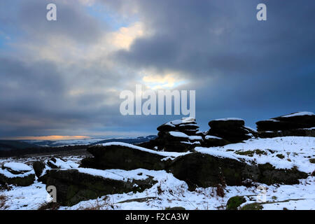 Janvier, neige de l'hiver, vue sur roches pierre meulière Domaine Saint-Laurent, Grindleford, village du comté de Derbyshire Peak District National ; Banque D'Images