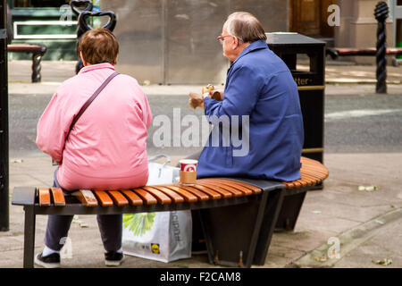 Tayside, Dundee, Écosse, Royaume-Uni, 16 septembre 2015. Météo : l'été indien en travers de Dundee. Les gens de vous détendre dans le centre-ville et profiter de la chaleur des pubs de l'extérieur au début de l'automne météo à Dundee avec des températures atteignant 17°C. © Dundee Photographics / Alamy Live News. Banque D'Images