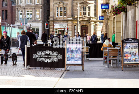 Tayside, Dundee, Écosse, Royaume-Uni, 16 septembre 2015. Météo : l'été indien en travers de Dundee. Les gens de vous détendre dans le centre-ville et profiter de la chaleur des pubs de l'extérieur au début de l'automne météo à Dundee avec des températures atteignant 17°C. © Dundee Photographics / Alamy Live News. Banque D'Images