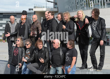 Berlin, Allemagne. 16 Sep, 2015. Les membres des bandes carats y compris singer Claudius Dreilich (5-R), ville dont le chanteur chanteuse Toni Krahl (retour 3-L) et la chanteuse y compris Puhdys Dieter Birr (C) avant de poser pour une photo de groupe devant la Mercedes-Benz-Arena de Berlin, Allemagne, 16 septembre 2015. Les trois bandes a présenté un album live et DVD avec des enregistrements effectués à leur tour légende du rock. Les groupes vont se lancer dans une nouvelle tournée à travers l'Allemagne en mars 2016. Photo : RAINER JENSEN/dpa/Alamy Live News Banque D'Images