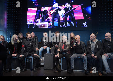 Berlin, Allemagne. 16 Sep, 2015. Les membres des bandes carats y compris singer Claudius Dreilich (avant 3-L), de la ville y compris singer Toni Krahl (avant 3-R, avec un microphone) et la chanteuse y compris Puhdys Dieter Birr (retour 2-R) présente un album live et DVD avec des enregistrements effectués à leur tour légende du rock, à Berlin, Allemagne, 16 septembre 2015. Les trois bandes va se lancer dans une nouvelle tournée à travers l'Allemagne en mars 2016. Photo : RAINER JENSEN/dpa/Alamy Live News Banque D'Images