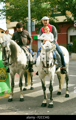 Paire de chevaux espagnols blanc Bénédiction des animaux à l'ouverture du festival parade à Néoules, Espagne Banque D'Images