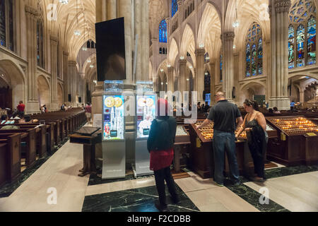 New York, USA. 16 Sep, 2015. Distributeurs automatiques dans la Cathédrale St Patrick, à New York, vendre des souvenirs des crédits dont une pour le Pape François' visite du mardi, 15 septembre 2015. Le pape François, le Saint Père, va prier à la vêpres dans la cathédrale le 24 septembre lors de sa visite aux États-Unis. A New York, il va visiter Central Park et entraîner une masse au Madison Square Garden. Le pape sera aux États-Unis à partir du 22 septembre à Washington DC, New York et Philadelphie. Crédit : Richard Levine/Alamy Live News Banque D'Images