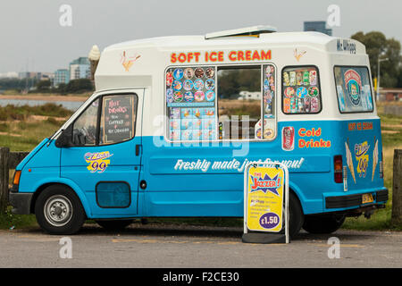 La crème glacée typiquement anglais stationné à Weston Shore, Southampton Banque D'Images