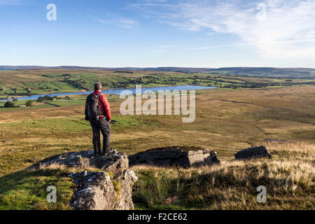 Walker Hill en profitant de la vue sur le réservoir et Baldersdale Hury de Teesdale Goldsborough County Durham UK Banque D'Images