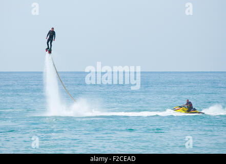 L'homme sur un Flyboard attaché à un jet-ski. Banque D'Images