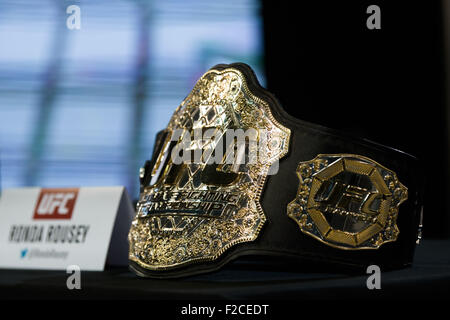 Melbourne, Australie. Le 16 septembre 2015. La ceinture de champion poids coq champion Ronda Rousey lors d'une conférence de presse à venir de l'UFC 193 qui aura lieu à l'Etihad Stadium de Melbourne, en Australie sur le 15 novembre 2015. UFC 193 avec un titre va se battre avec les combattants de sexe féminin et est réglée sur le plus grand auditoire de l'histoire du sport avec une participation de 70 000. Credit : Cal Sport Media/Alamy Live News Banque D'Images