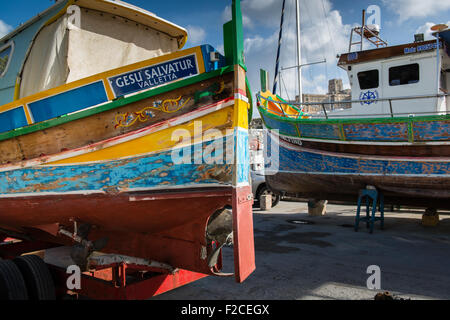 Malte, 28 décembre 2014 la façade portuaire de la Ta' Xbiex et quartiers Gzira en face de l'ancienne capitale de La Valette. Vous pouvez Banque D'Images