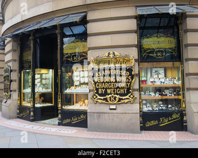 D'un affichage de vitrine des bijoutiers spécialisés dans l'or dans le centre-ville de Manchester, au Royaume-Uni. Banque D'Images