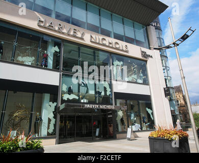 Le quartier branché de Harvey Nichols designer boutique en Nouvelle Cathédrale Street dans le centre-ville de Manchester, au Royaume-Uni, avec un ciel bleu derrière. Banque D'Images