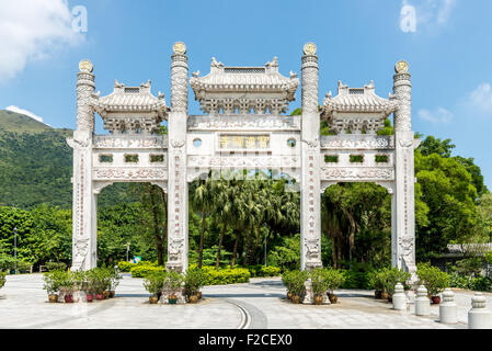 Porte d'entrée et promenade à Tian Tin monastère et le Big Buddha au village de Ngong Ping sur l'île de Lantau, Hong Kong Banque D'Images