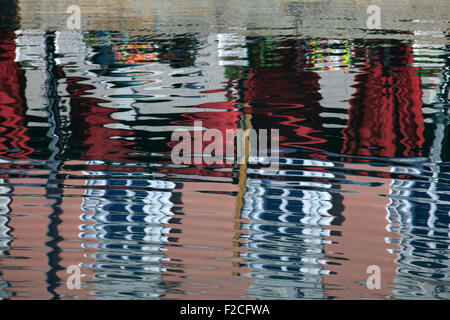 Bâtiments colorés réfléchi sur la mer, Grand Canal à Trieste Banque D'Images