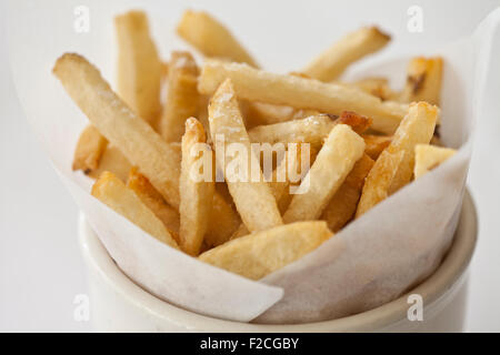 Côté de frites en plat blanc, side view Banque D'Images