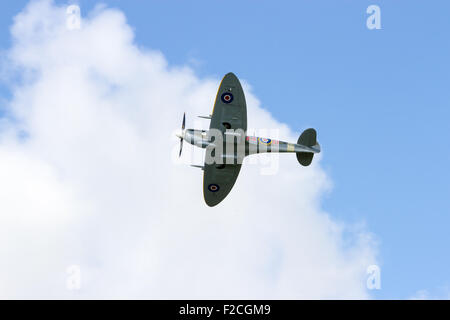 À l'aérodrome de Goodwood, 40 Spitfires et Hurricanes, aux côtés du dernier Bristol Blenheim en état de navigabilité, ont participé à une volée historique pour marquer le 75e anniversaire de la bataille d'Angleterre. Le flypast faisait partie d'un événement commémoratif auquel assistaient des vétérans et des dignitaires. Banque D'Images