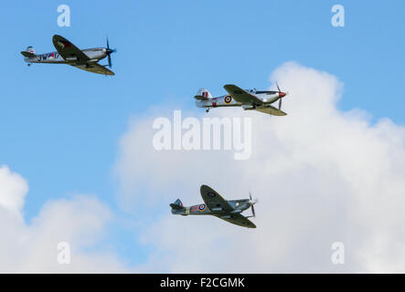 À l'aérodrome de Goodwood, 40 Spitfires et Hurricanes, aux côtés du dernier Bristol Blenheim en état de navigabilité, ont participé à une volée historique pour marquer le 75e anniversaire de la bataille d'Angleterre. Le flypast faisait partie d'un événement commémoratif auquel assistaient des vétérans et des dignitaires. Banque D'Images