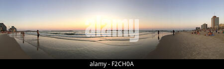 Israël, au Moyen-Orient : un coucher de soleil d'été à la plage à Tel Aviv, Mer Méditerranée Banque D'Images