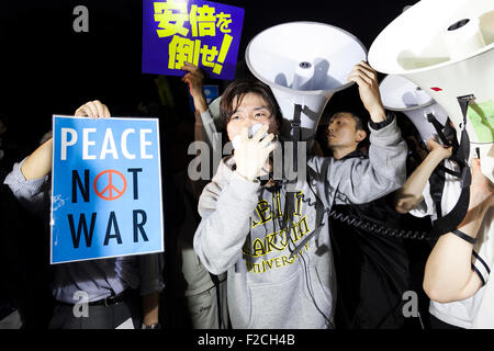 Tokyo, Japon. 16 Septembre, 2015. Aki Okuda chef de l'action d'urgence pour les élèves de la démocratie libérale (SEALDs) chants lors d'une manifestation contre le plan affectif a proposé de nouvelles lois devant le Parlement national le 16 septembre 2015, Tokyo, Japon. Credit : AFLO Co.,Ltd/Alamy Live News Banque D'Images