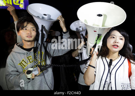 Tokyo, Japon. 16 Septembre, 2015. (L) Aki Okuda chef de l'action d'urgence pour les élèves de la démocratie libérale (SEALDs) chants lors d'une manifestation contre le plan affectif a proposé de nouvelles lois devant le Parlement national le 16 septembre 2015, Tokyo, Japon. Credit : AFLO Co.,Ltd/Alamy Live News Banque D'Images