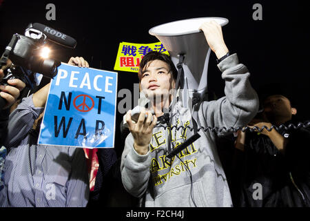 Tokyo, Japon. 16 Septembre, 2015. Aki Okuda chef de l'action d'urgence pour les élèves de la démocratie libérale (SEALDs) chants lors d'une manifestation contre le plan affectif a proposé de nouvelles lois devant le Parlement national le 16 septembre 2015, Tokyo, Japon. Credit : AFLO Co.,Ltd/Alamy Live News Banque D'Images