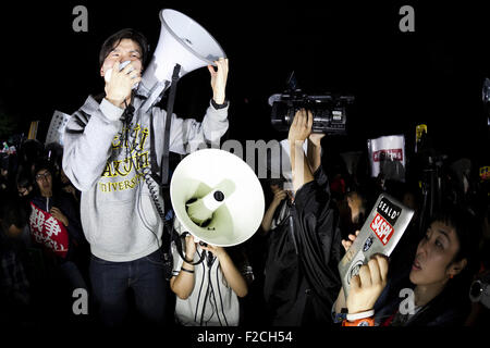 Tokyo, Japon. 16 Septembre, 2015. Aki Okuda chef de l'action d'urgence pour les élèves de la démocratie libérale (SEALDs) chants lors d'une manifestation contre le plan affectif a proposé de nouvelles lois devant le Parlement national le 16 septembre 2015, Tokyo, Japon. Credit : AFLO Co.,Ltd/Alamy Live News Banque D'Images