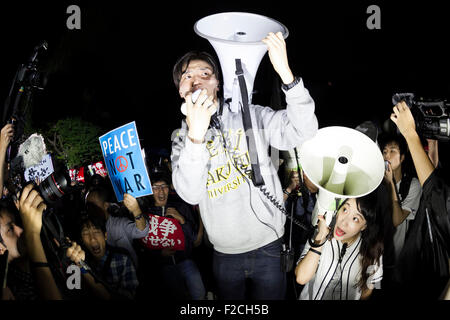 Tokyo, Japon. 16 Septembre, 2015. Aki Okuda chef de l'action d'urgence pour les élèves de la démocratie libérale (SEALDs) chants lors d'une manifestation contre le plan affectif a proposé de nouvelles lois devant le Parlement national le 16 septembre 2015, Tokyo, Japon. Credit : AFLO Co.,Ltd/Alamy Live News Banque D'Images