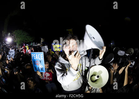 Tokyo, Japon. 16 Septembre, 2015. Aki Okuda chef de l'action d'urgence pour les élèves de la démocratie libérale (SEALDs) chants lors d'une manifestation contre le plan affectif a proposé de nouvelles lois devant le Parlement national le 16 septembre 2015, Tokyo, Japon. Credit : AFLO Co.,Ltd/Alamy Live News Banque D'Images