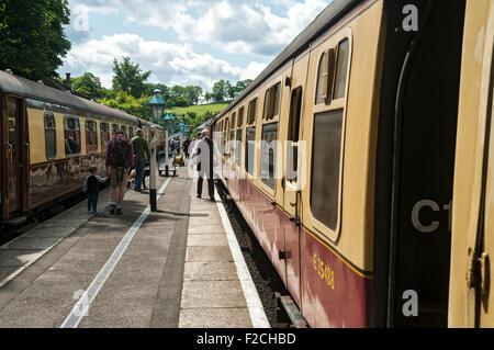 Vintage les voitures de voyageurs à la gare de Grosmont sur le North Yorkshire Moors Railway, Yorkshire, Angleterre, Royaume-Uni Banque D'Images