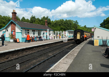 Bâtiments de la station et des voitures à Grosmont Station sur le North Yorkshire Moors Railway, Yorkshire, Angleterre, Royaume-Uni Banque D'Images