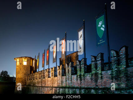 Les drapeaux sur le Castrum Sancti Georgi, Legnano's Castle Banque D'Images