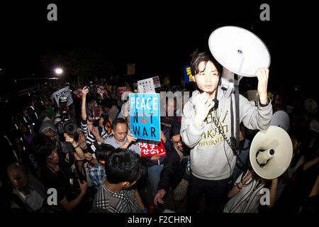 Tokyo, Japon. 16 Septembre, 2015. Aki Okuda chef de l'action d'urgence pour les élèves de la démocratie libérale (SEALDs) chants lors d'une manifestation contre le plan affectif a proposé de nouvelles lois devant le Parlement national le 16 septembre 2015, Tokyo, Japon. Credit : AFLO Co.,Ltd/Alamy Live News Banque D'Images