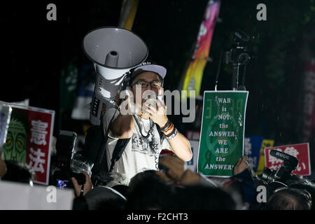 Tokyo, Japon. 16 Septembre, 2015. Membre de l'action d'urgence pour les élèves de la démocratie libérale (SEALDs) chants lors d'une manifestation contre le plan affectif a proposé de nouvelles lois devant le Parlement national le 16 septembre 2015, Tokyo, Japon. Credit : AFLO Co.,Ltd/Alamy Live News Banque D'Images