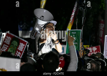 Tokyo, Japon. 16 Septembre, 2015. Membre de l'action d'urgence pour les élèves de la démocratie libérale (SEALDs) chants lors d'une manifestation contre le plan affectif a proposé de nouvelles lois devant le Parlement national le 16 septembre 2015, Tokyo, Japon. Credit : AFLO Co.,Ltd/Alamy Live News Banque D'Images