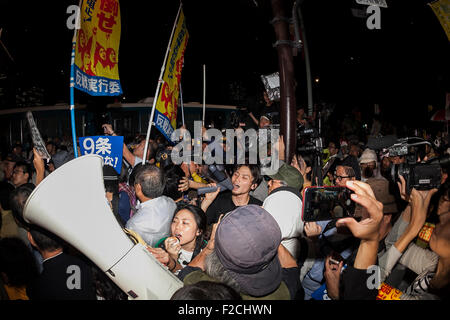 Tokyo, Japon. 16 Septembre, 2015. Aki Okuda et d'autres membres de l'action d'urgence pour les élèves de la démocratie libérale (chant) SEALDs avec émotion au cours d'une manifestation contre les propositions de nouvelles lois devant le Parlement national le 16 septembre 2015, Tokyo, Japon. Credit : AFLO Co.,Ltd/Alamy Live News Banque D'Images