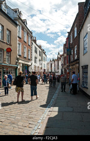 Consommateurs et aux touristes dans la rue de l'Église, Whitby, Yorkshire, Angleterre, Royaume-Uni Banque D'Images