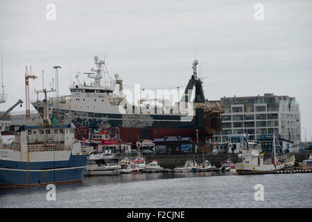 L'Islande un lieu unique avec l'étrange paysage,existe pour les poissons,ici un bateau en cale sèche pour réparation dans le port et capitale . Banque D'Images