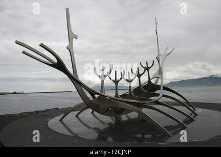 L'Islande un lieu unique avec l'étrange paysage,l'histoire viking célébrée par une sculpture à Reykjavik Banque D'Images