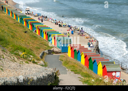 Cabines de plage multicolores à Whitby, Plage, Whitby, Yorkshire, Angleterre, Royaume-Uni. Banque D'Images