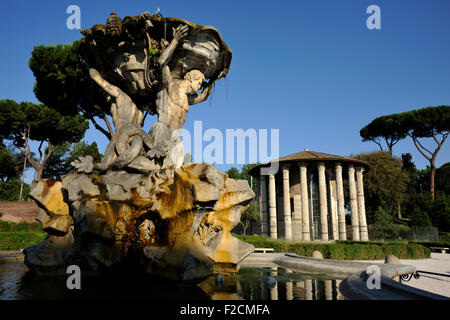 Italie, Rome, Forum Boarium, fontaine des Tritons et temple d'Hercule Victor, également appelé temple de Vesta Banque D'Images