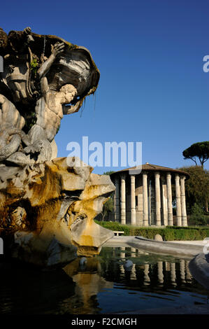 Italie, Rome, Forum Boarium, fontaine des Tritons et temple d'Hercule Victor, également appelé temple de Vesta Banque D'Images
