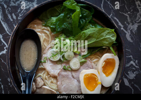 Vue de dessus de bol de ramen avec avec des œufs, des épinards, de porc et de porc Banque D'Images