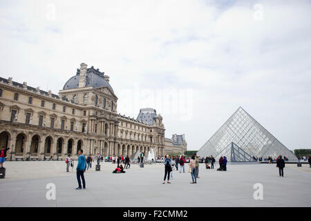 Recueillir des touristes à l'extérieur du musée du Louvre à Paris, France. Banque D'Images