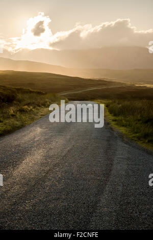 Route de montagne serpentant à travers les Highlands écossais. Banque D'Images