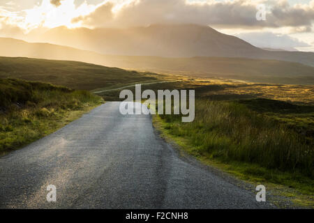 Route de montagne serpentant à travers les Highlands écossais. Banque D'Images
