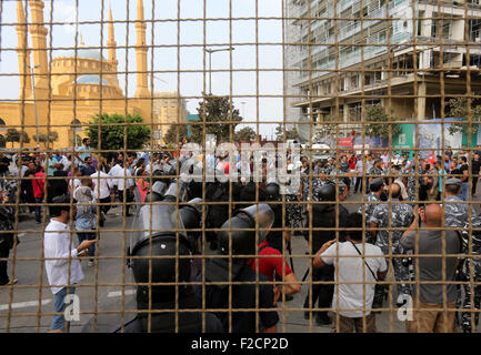 Beyrouth, Beyrouth, Liban. 16 Sep, 2015. Des militants libanais de 'Vous Stink' campagne choc avec la police anti-émeute après une protestation contre la session d'un dialogue de haut des figures politiques, accusé par le groupe de ne pas réussir à résoudre une crise plus de détritus dans les rues, dans le centre-ville de Beyrouth le 16 septembre 2015 Crédit : Marwan Tahtah Images/APA/ZUMA/Alamy Fil Live News Banque D'Images