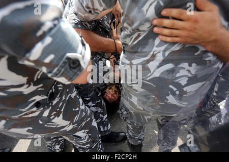 Beyrouth, Beyrouth, Liban. 16 Sep, 2015. Des militants libanais de 'Vous Stink' campagne choc avec la police anti-émeute après une protestation contre la session d'un dialogue de haut des figures politiques, accusé par le groupe de ne pas réussir à résoudre une crise plus de détritus dans les rues, dans le centre-ville de Beyrouth le 16 septembre 2015 Crédit : Marwan Tahtah Images/APA/ZUMA/Alamy Fil Live News Banque D'Images